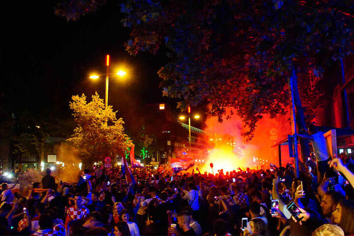 Wegen unerlaubter Pyrotechnik gab es vereinzelt Festnahmen. Sonst blieb die WM-Feier friedlich.