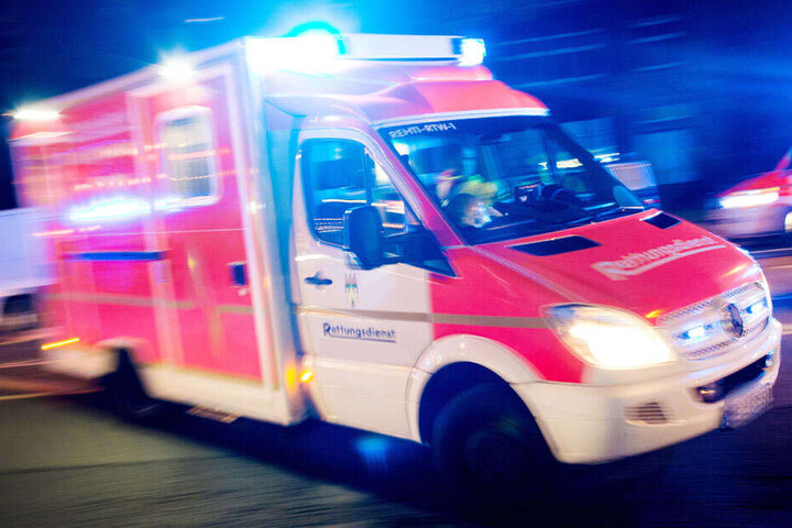Der verletzte Rocker wurde in ein Krankenhaus gebracht. (Symbolbild)