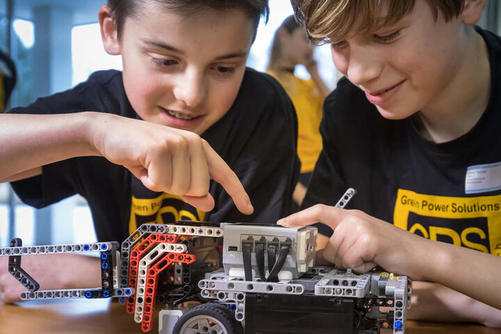 Die Markersbacher Schüler Colin (12, l.) und Simon (11) testen ihr Gefährt. Auf dem Dach sind Steuerknöpfe und ein Display.