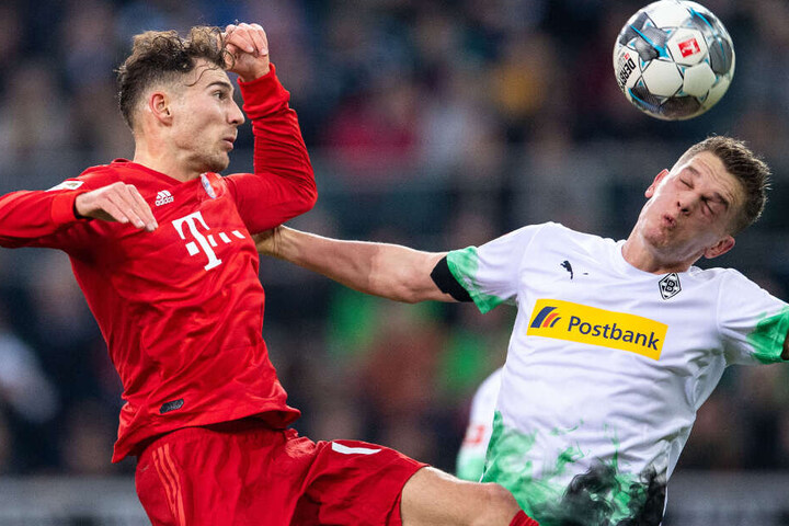 Leon Goretzka (l.), hier im Duell mit Gladbachs Matthias Ginter, zeigt gerne vollen Einsatz.