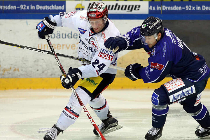 Nicht nur Eislöwen-Verteidiger Steve Hanusch (r.) war gegen die Eisbären - wie hier im Duell mit André Rankel - meist einen Schritt zu langsam.