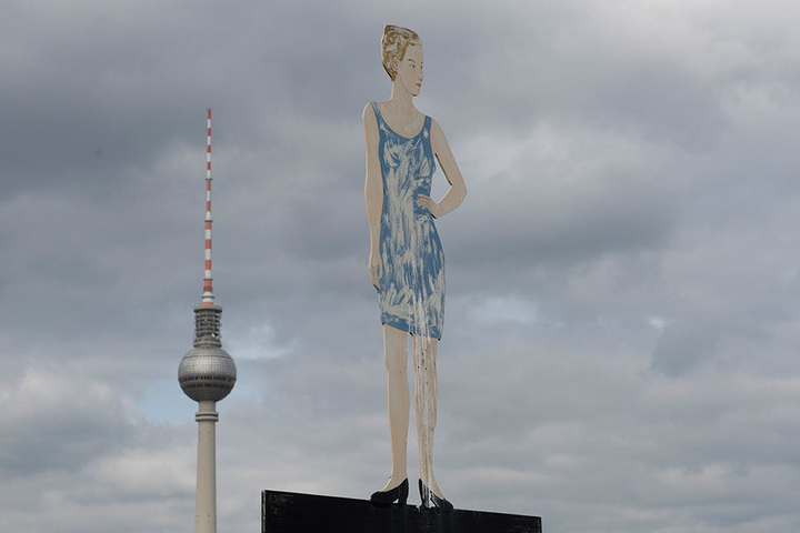 Berlin braucht mehr Ideen: Blechfiguren auf dem Dach des Auswärtigen Amtes in Berlin zur "Langen Nacht der Ideen" am 12.05.2017.