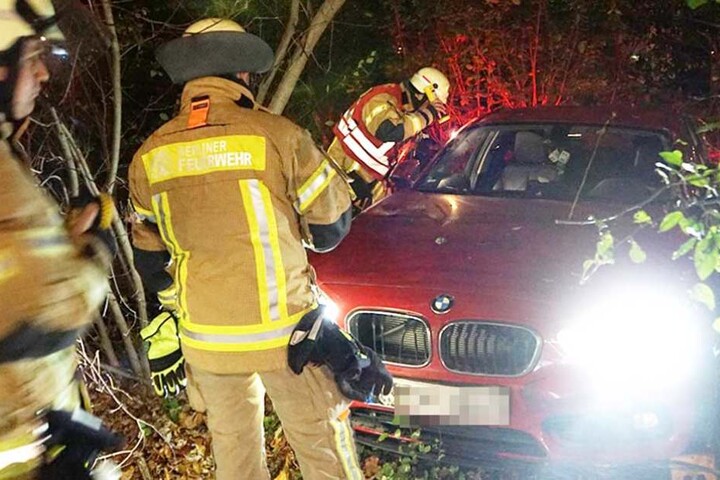 Kameraden der Feuerwehr begutachten den BMW aus Chemnitz, von dessen Insassen jede Spur fehlt.
