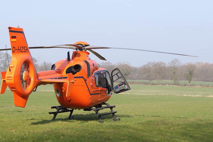 Nicht nur Polizei und Feuerwehr sind mit ihren Einsatzwagen vor Ort, auch ein Hubschrauber steht bereit.
