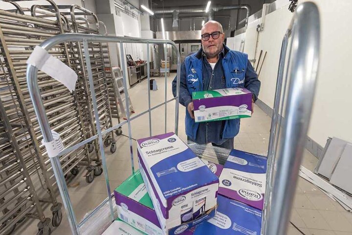 Küchenchef Andreas Kirsch räumt die ersten Zutaten in die zukünftige Küche.