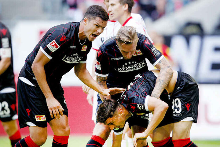 Der Torschütze zum 1:1 für Union Berlin Damir Kreilach (r) jubelt mit Fabian Schönheim (l) und Sebastian Polter.