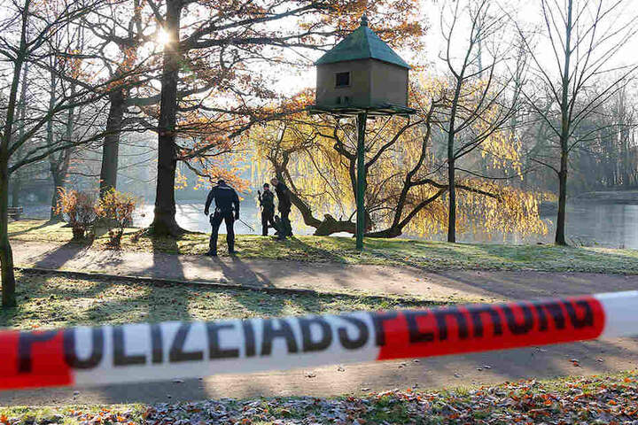 Nach dem gewaltsamen Tod von Sascha B. am Schwanenteich in Mittweida suchte die Polizei nach Spuren.