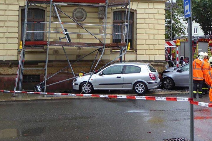 Beide Autos wurden durch die Wucht des Aufpralls in das Baugerüst eines Gebäudes geschleudert.