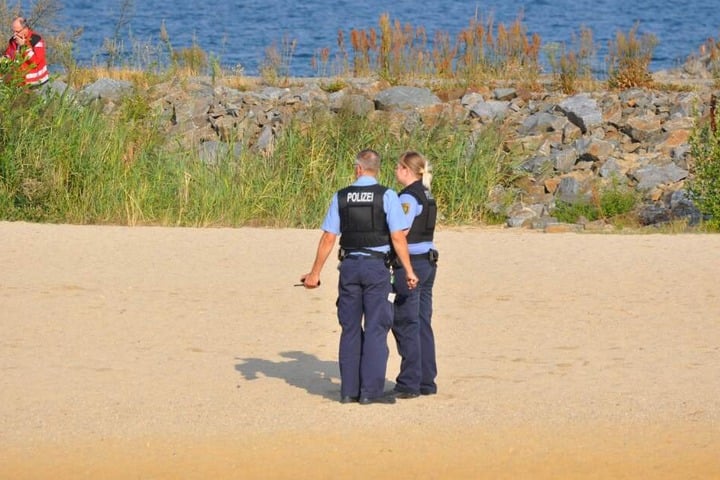 Die Beamten der Polizei sichern den Fundort ab.