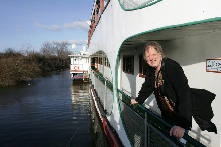 Ahoi! Viele Jahre lebte der Sänger auf einem Hausboot. In Dresden lunschte er auch bei der Weißen Flotte.