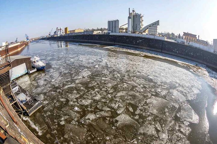 Die Eisschollen am Alberthafen stellen noch kein Problem dar.