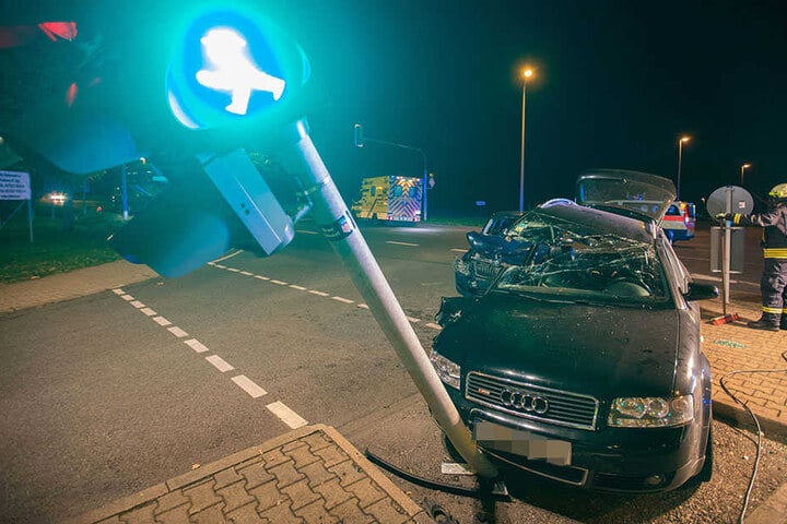 Der Audi krachte gegen eine Ampel.