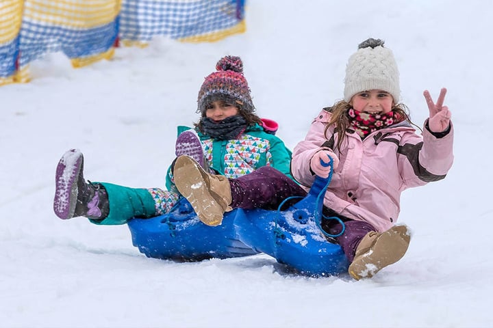 Die Kleinen haben trotzdem Spaß: Rodeln und Eislaufen ist möglich, derzeit steigt in Oberwiesenthal auch eine Fete.