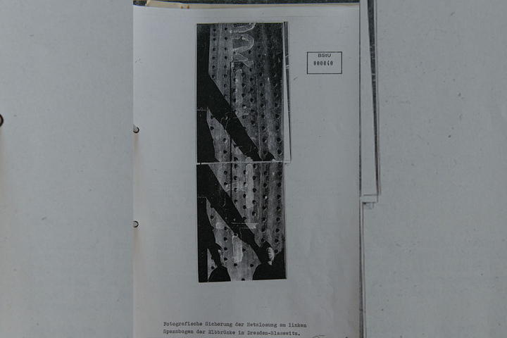 Diese Detailaufnahmen zeigen den teilweise abgewaschenen Schriftzug.