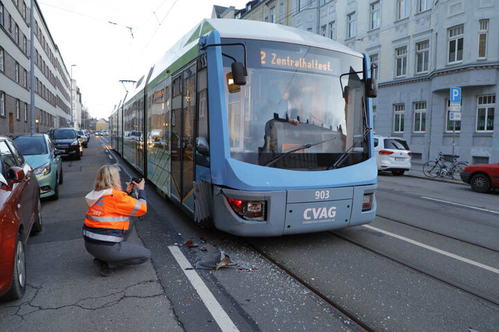 Eine CVAG-Mitarbeiterin dokumentiert den Unfall. Die Tram war eines der wenigen öffentlichen Verkehrsmittel, die überhaupt fuhren.
