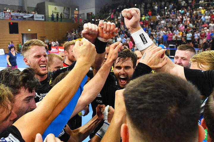 Die Fäuste sind geballt! Die Dresdner Handballer feiern ihren hart erkämpften Heimsieg zum Saisonauftakt gegen Eisenach.