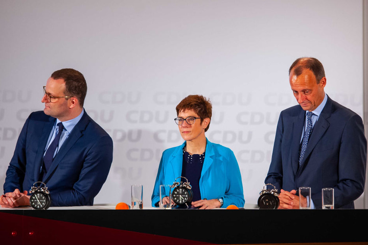Für alle drei gab es einen Wecker aus Ruhla zum Andenken.