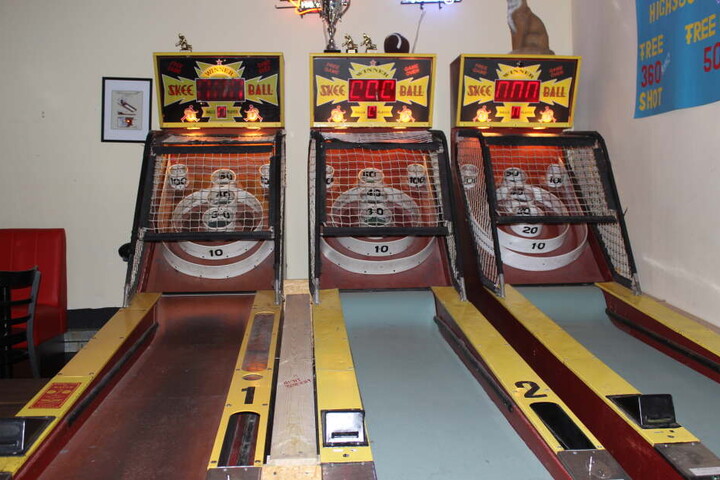 In der Red Fox Bar kann auf drei Bahnen Skee-Ball® gespielt werden.