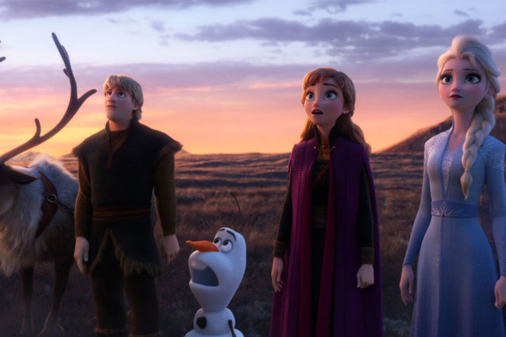 Von rechts nach links: Königin Elsa von Arendelle, Prinzessin Anna von Arendelle, Schneemann Olaf, Kristoff Bjorgman und Rentier Sven.