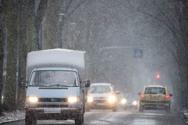 Dichtes Schneetreiben in Potsdam macht das Fahren schwieriger. Auch in Berlin bringt Sturmtief "Friederike" den Schnee.