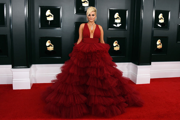 Bebe Rexha kam in diesem roten Tüllkleid von Monsoori zu den 61. Grammys.