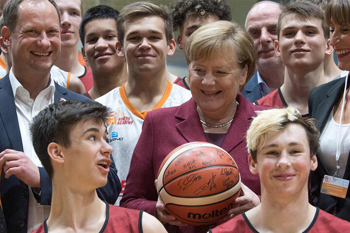 Zeitgleich und nur wenige hundert Meter entfernt traf sich Bundeskanzlerin Angela Merkel (64, CDU) mit dem "Niners"-Nachwuchs.