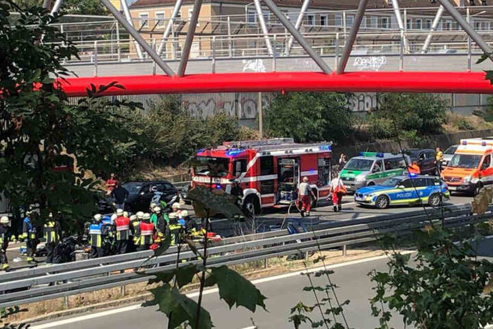 Die Rettungskräfte waren mit einem Großaufgebot am Ort des Unfalls.
