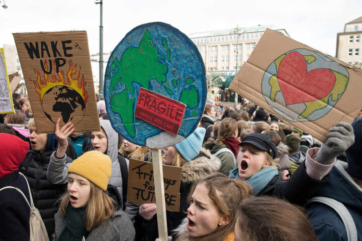 Hamburger Schüler demonstrieren auf dem Rathausmarkt für mehr Klimaschutz.