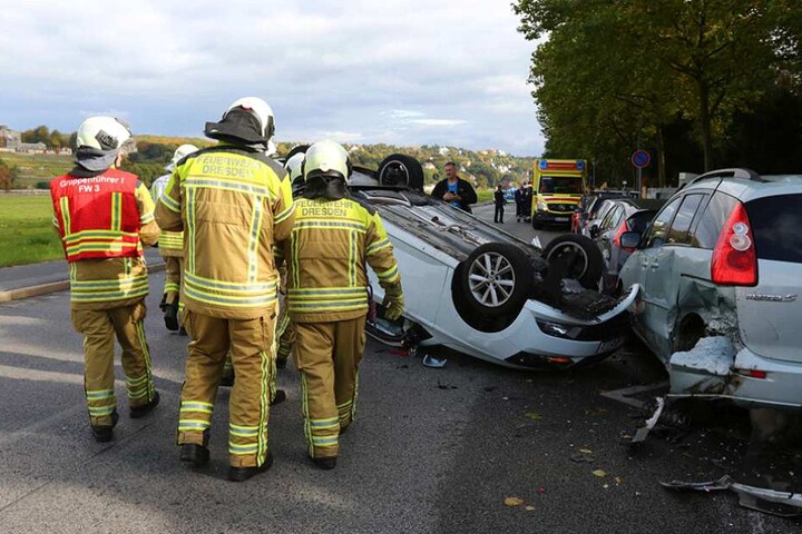 Die Straße ist während der Bergungs- und Rettungsarbeiten in beide Richtungen gesperrt.