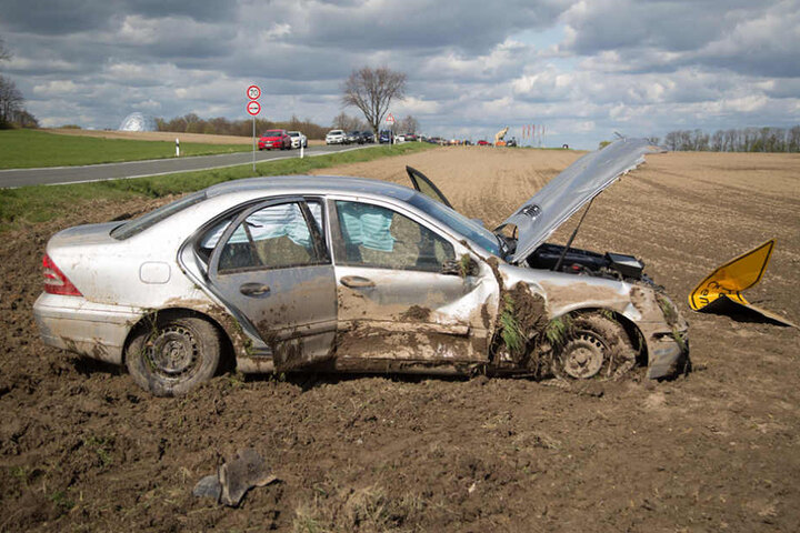 Der Wagen soll sich mehrfach überschlagen haben.