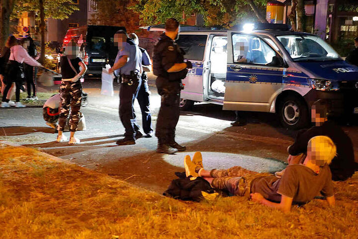 Die Jugendlichen wurden von der Polizei durchsucht.