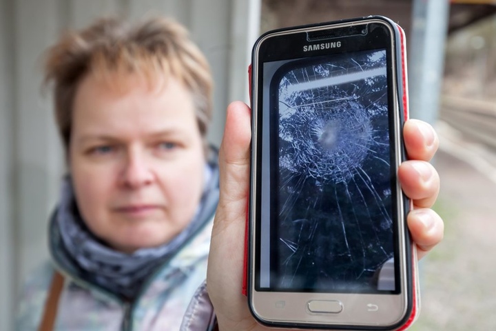Ivette Kloth fotografierte nach dem Anschlag die gesplitterte
Bahnscheibe.