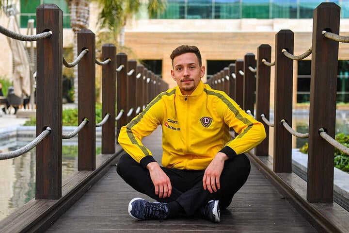 Jannik Müller entspannt auf einem Steg im Winter-Trainingslager in der Türkei. Seine Vertragsverlängerung bei Dynamo schien damals nur noch eine Frage der Zeit.