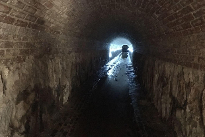 Dieser Kanal unter der Emil-Fuchs-Straße im Leipziger Waldstraßenviertel ist 2,3 Meter hoch und damit noch "komfortabel" für die Männer, die ihn derzeit sanieren. Erbaut wurde er 1880.