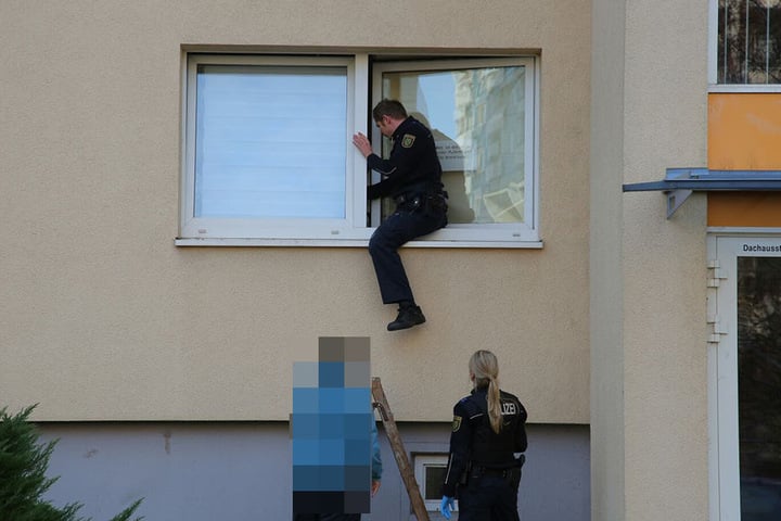Die Beamten verschafften sich durch das Fenster Zugang zur Wohnung.