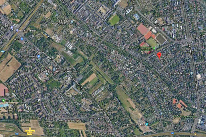 Das Feuer war vor einem leerstehenden Reihenhaus im Normannenweg ausgebrochen.