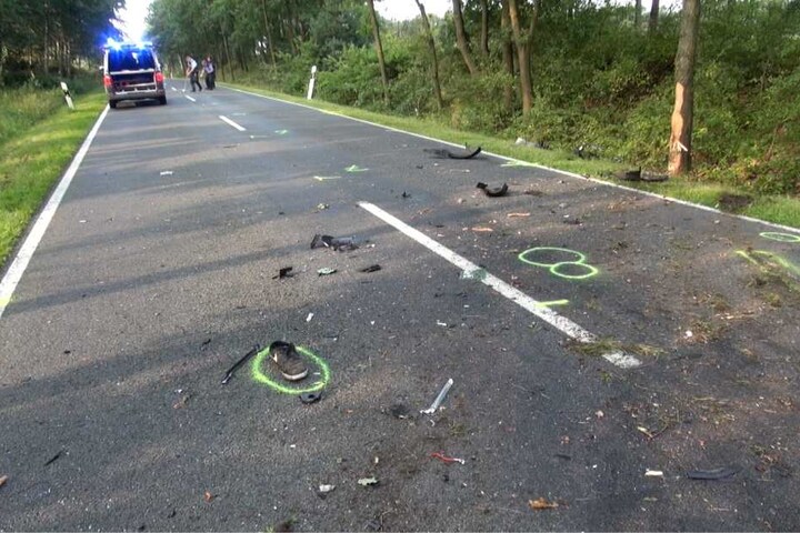 Die gesamte Fahrbahn ist mit Autoteilen übersät. Auch ein Schuh des 22-Jährigen liegt auf der Straße (Kreis links).