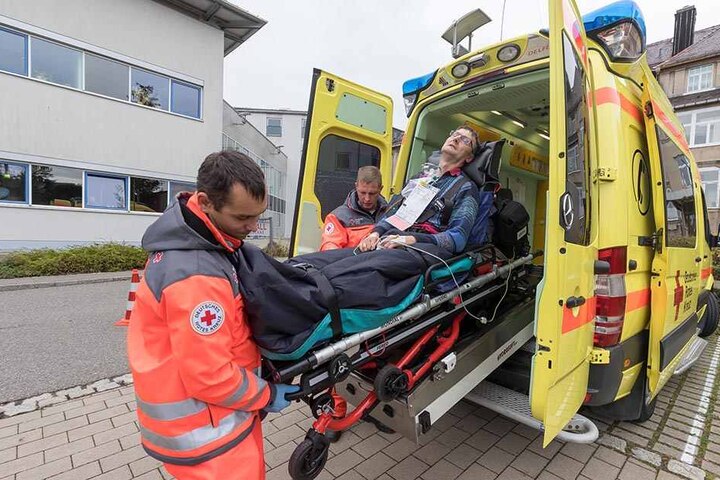 Nach einer angenommenen Gasexplosion wird der Transport von Verletzten in umliegende Krankenhäuser geprobt.