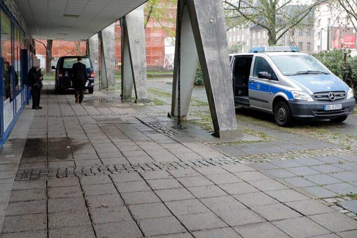 Bestatter holten die Leiche ab.