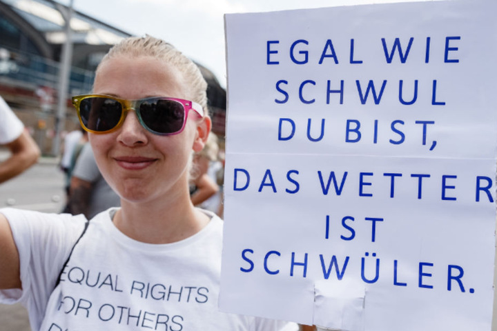 Eine Teilnehmerin der Parade zum Christopher Street Day (CSD).