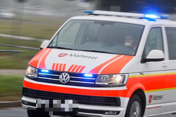 Auch der Fahrer des Wagens verletzt sich. (Symbolbild)