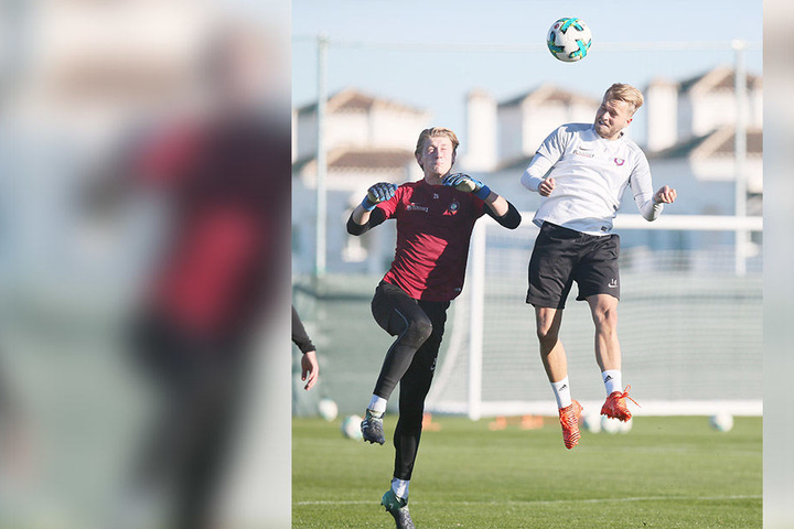 Trainingsspielchen! Pascal Köpke (r.) ist vor Torhüter Robert Jendrusch mit dem Kopf am Ball.