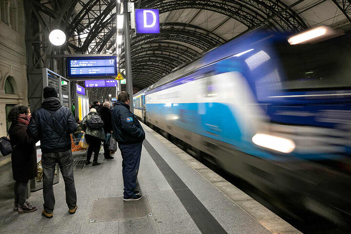 Für eine einfache Fahrt (ohne Bahncard) von Dresden nach Prag müssen Reisende jetzt mehr bezahlen. Los geht's bei 14,90 Euro (Super-Sparpreis), über 19,90 Euro (Sparpreis) bis hin zum Flexpreis, der bei rund 37 Euro liegt