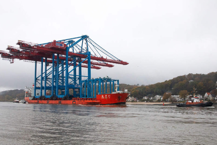 Das Transportschiff wurde von einem Schlepper auf der Elbe gezogen.