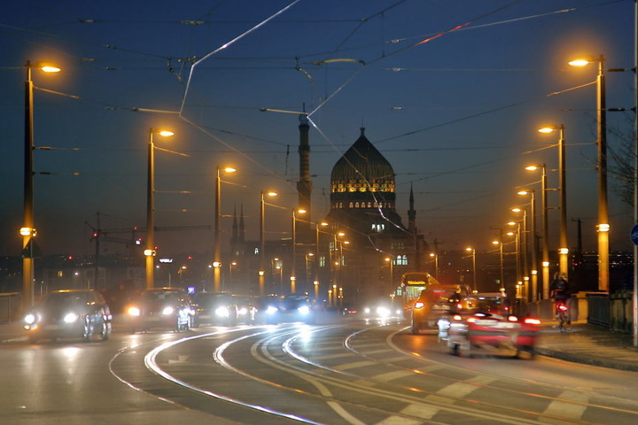 Statt jeder zweiten Lampe wie hier auf der Marienbrücke leuchten wieder
zwischen 23 und 6 Uhr alle Laternen.