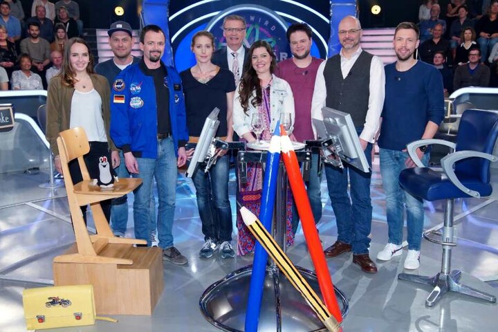 Die acht Kandidaten des Lehrer-Specials (v.l.): Elisabeth Gerstner, Sebastian Klinke, Jörg Dewitz, Kathrin Armbrüster, Moderator Günther Jauch, Ilona Katharina Werner, Alexander von Alten-Bockum, Bernd Hoffmann, David Reifenrath.
