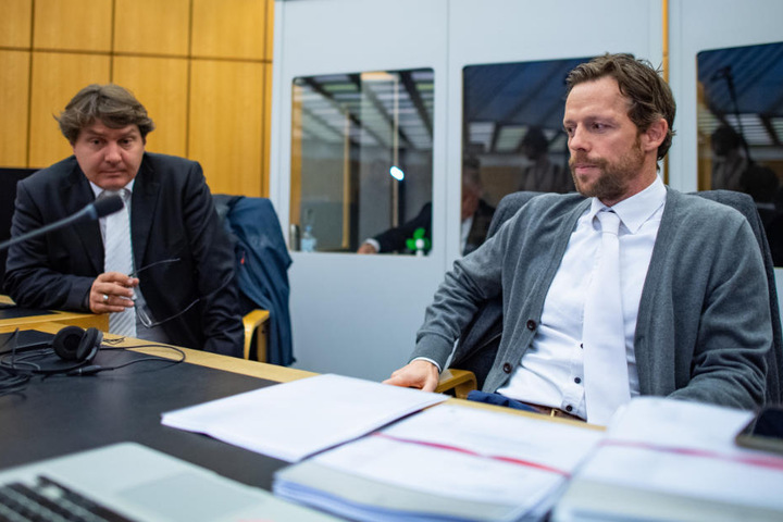 Die beiden Rechtsanwälte des Angeklagten, Andreas Tinkl (r) und Jürgen Föcking (l), warten im Gerichtsaal auf ihren Mandanten.