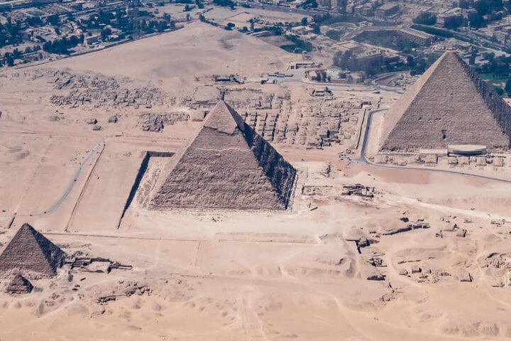 Die Pyramiden von Gizeh fotografierte
Felix Gottwald beim Anflug auf Kairo.