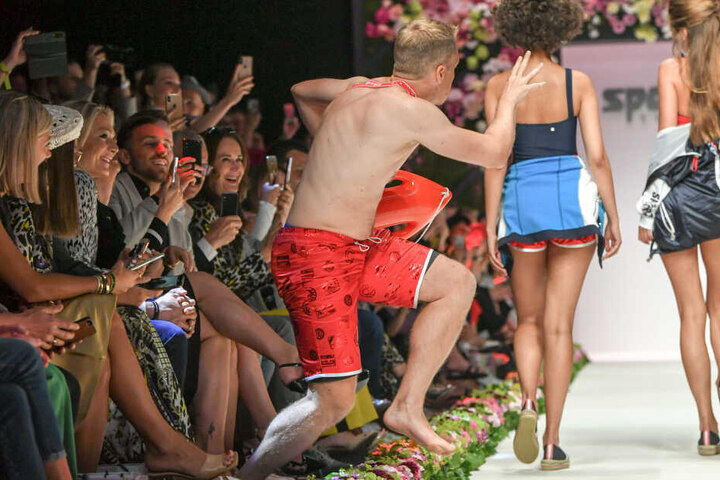 Zunächst flitzte Oliver Pocher auf den Laufsteg, später präsentierte er auch noch ein Hemd bei der Fashion Week.