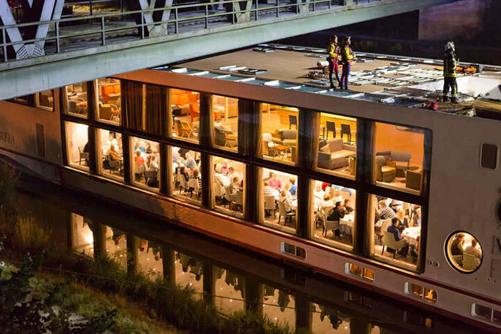 In der unteren Etage sitzen Passagiere, während oben Rettungskräfte die Leichen bergen.